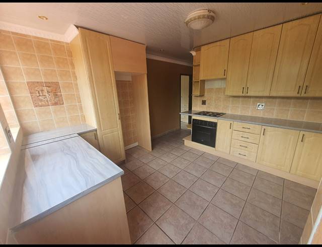 2 BEDROOM APARTMENT TO LET IN THREE RIVERS PROPER